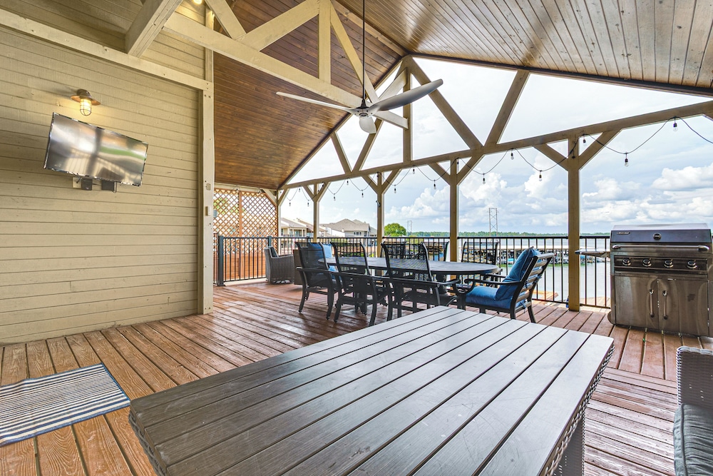 Private Boat Dock & Slip: Luxe Lake Conroe Gem!