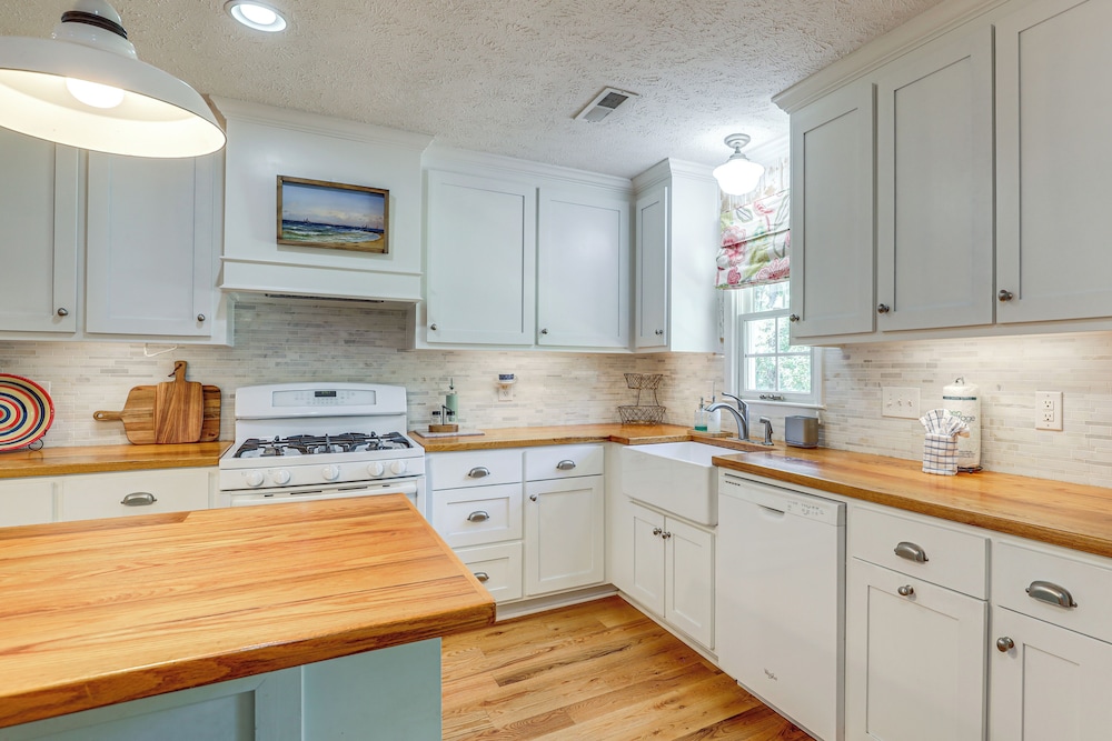 3 Mi to Beach: Pawleys Island Cottage