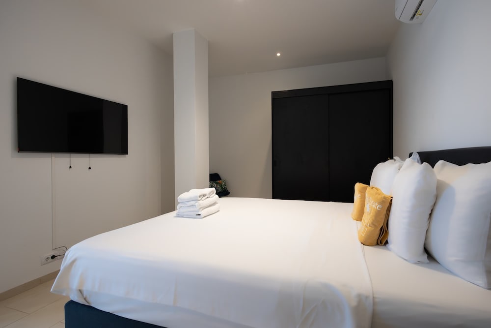 Villa Azure Vista 6BR Luxury Stay w 2 Pools