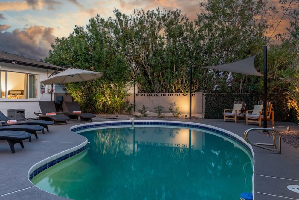 Ochenta Modern Retreat Htd Pool Spa Putt Grn Gym