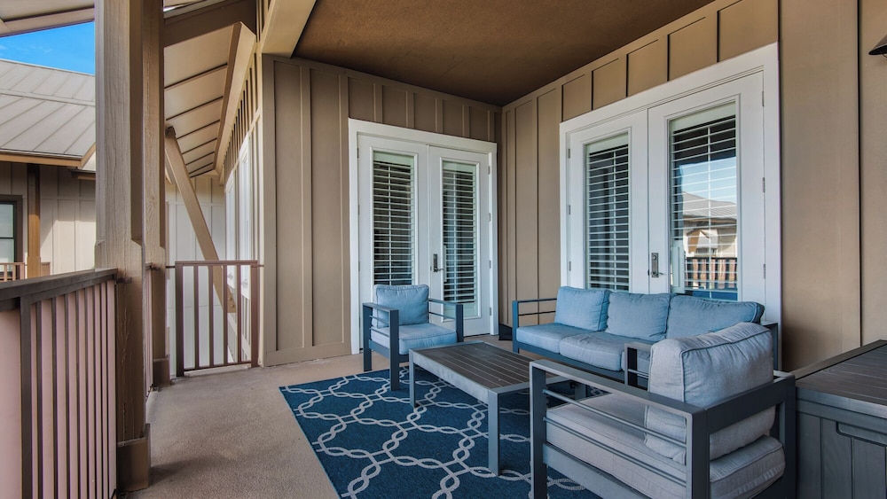 Coastal 3BR Condo With Pool & Shuttle : Snowbird Friendly!