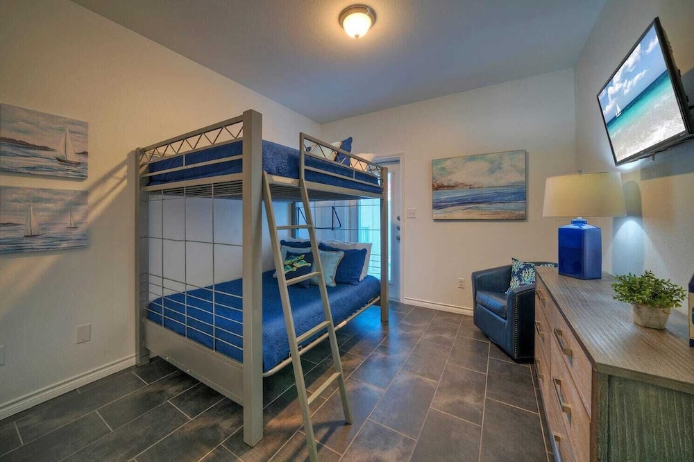 Sleeps 23, 2 Beachside Homes Resort Pool, Walk to the Beach, Balcony + Yard