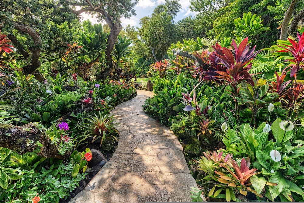 Sea Song in Kilauea With 4 Bedrooms and 6 Bathrooms