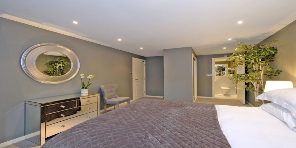 Executive Three Bedroom Apartment in Aberdeen s West End view 5