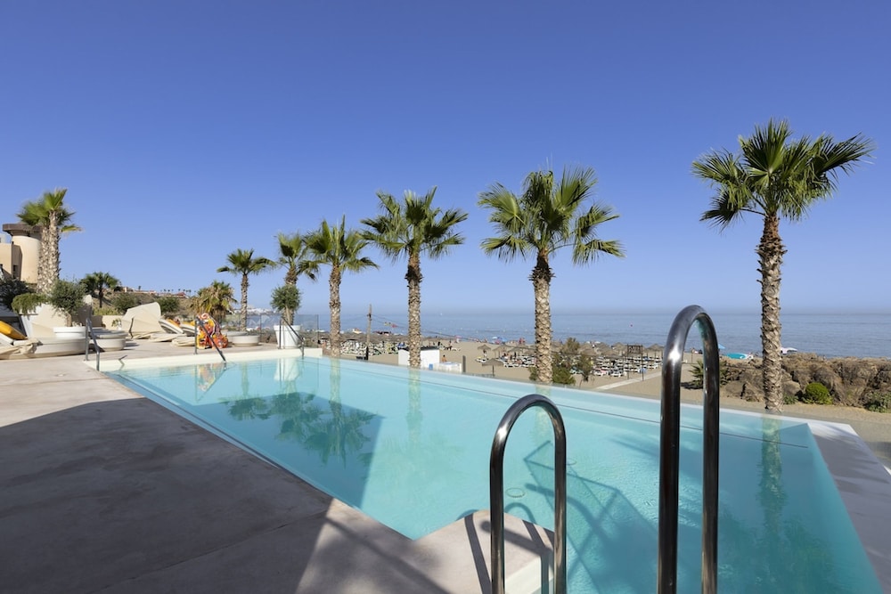 Modern Luxury Suite With Terrace in Higueron