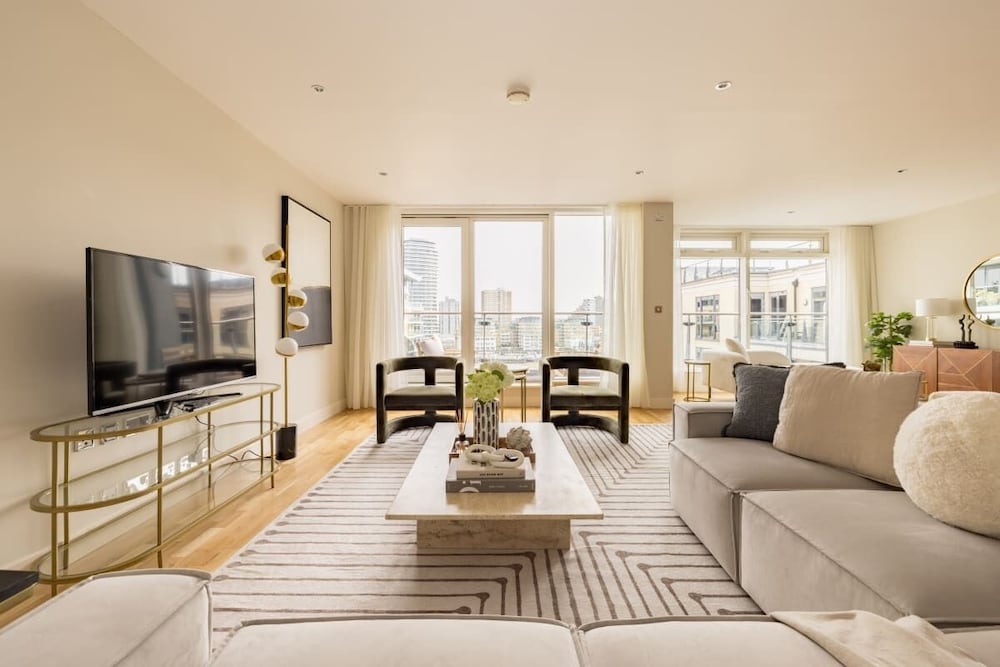 The Riverside Residence - 3bdr Flat With Balcony