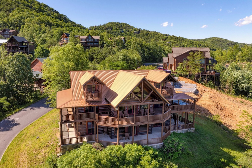 Luxury Cabin w/ Elevator, Theater & Hot Tub Near Dollywood Smoky Vista Lodge