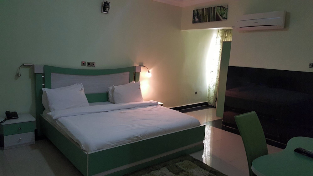 Top-Notch Suites and Apartment