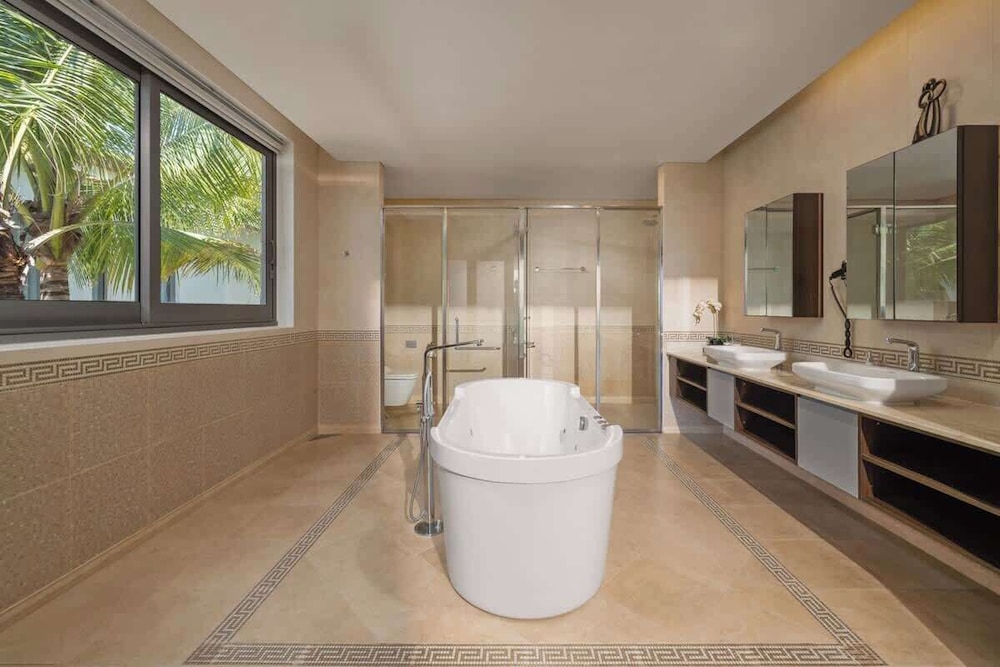 8BR Beachfront Eden: Luxury Events & Getaways
