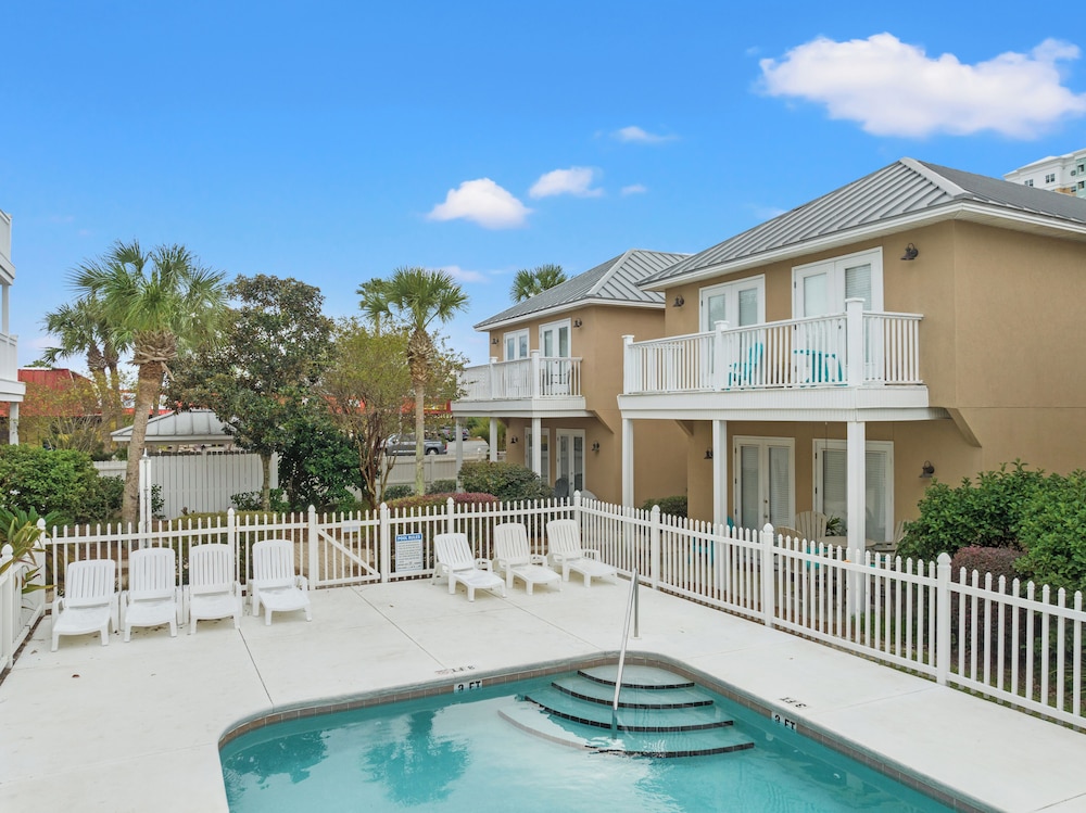 Escape to Sand Dollar Holler: Coastal Retreat, 3 Beds, 2.5 Baths, Sleeps 10!