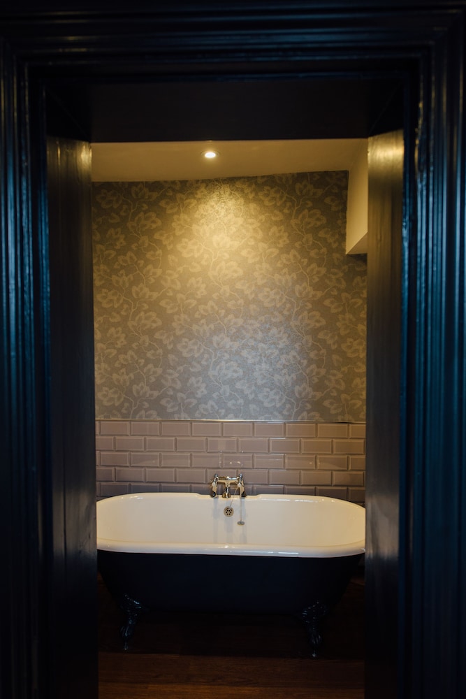Bedford Vacations - The White Hart - Property Image 2