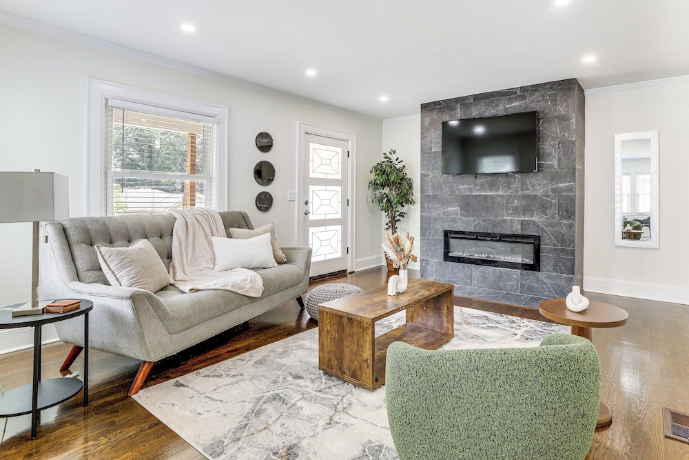 4 Mi to Aquarium & Arenas: Modern Atlanta Home