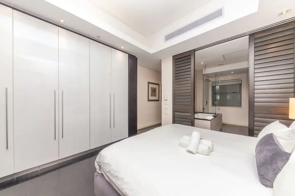 Warm and Modern 1BD APT in CBD view 2