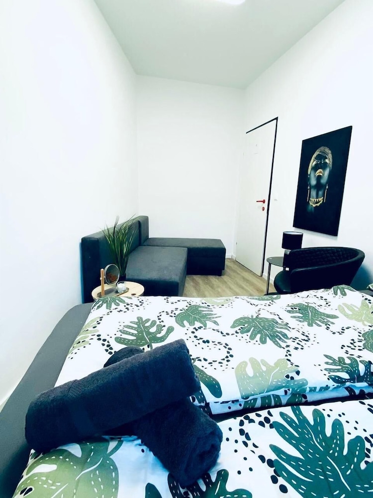 7BR Apt for 15P Near Schönbrunn