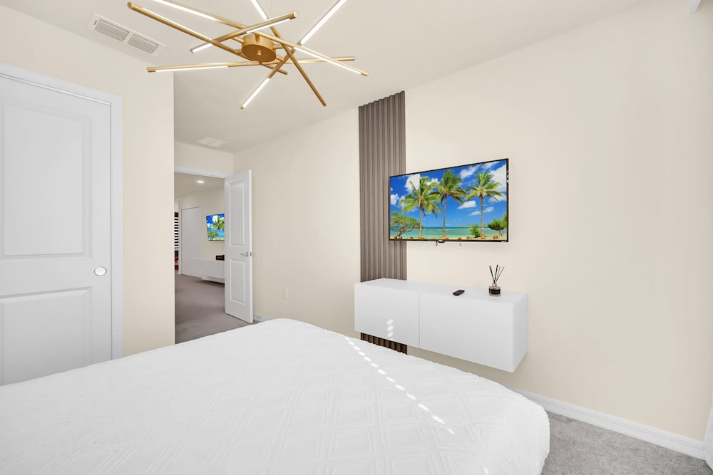 Stylish 5BR Home With Mickey Cars Rooms
