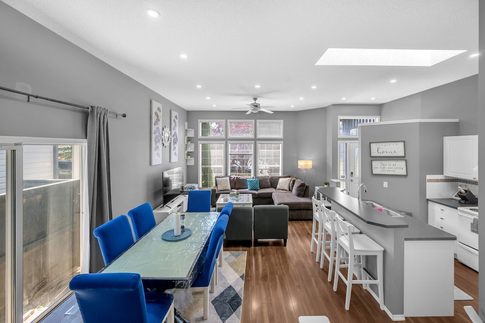 12 Spacious Home w A C Crib Garage By Airport