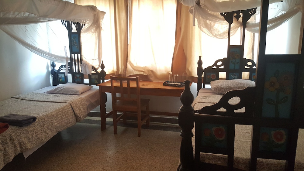 Q-Bar & Guest House