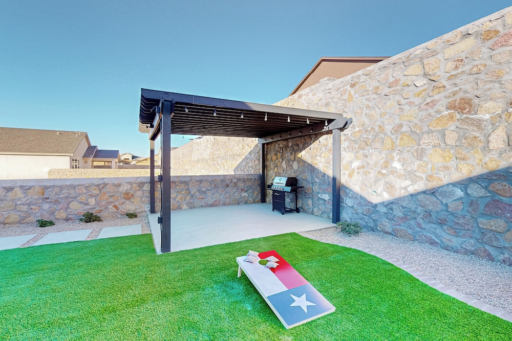 4BR w/ Private Yard, Outdoor Games, Grill, & W & D