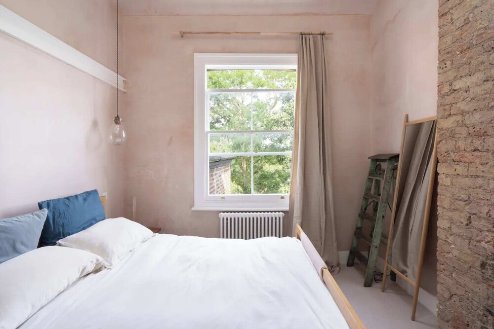 Rustic & Spacious 2BD Flat Near White City