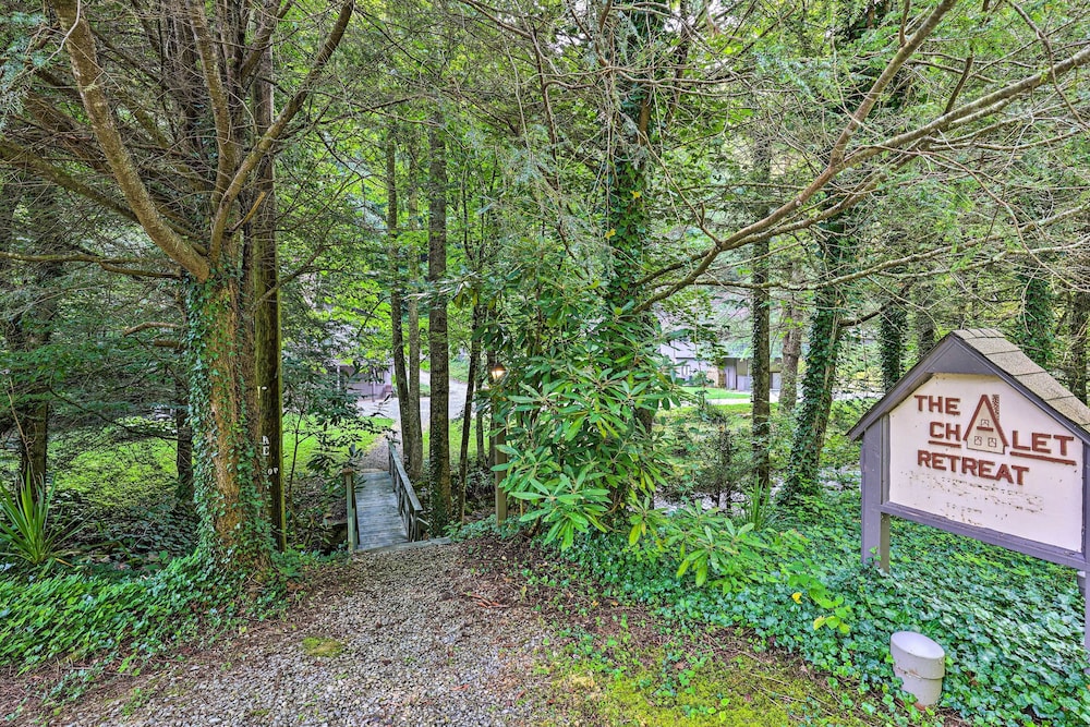 Cozy Roan Mountain Cabin w/ Private Balcony! view 4