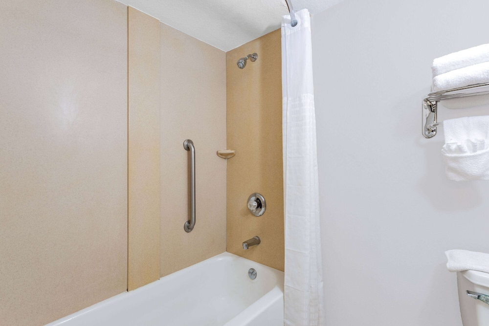 Days Inn by Wyndham N Orlando/Casselberry - Property Image 17