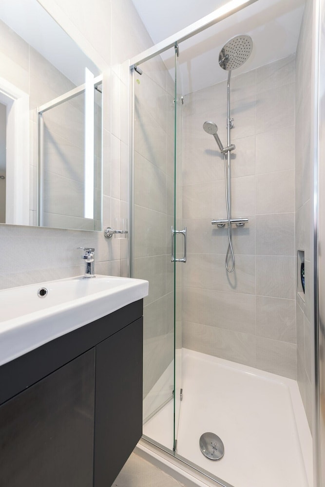 2br-sleeps4-parking-nearcork-6mintoairport
