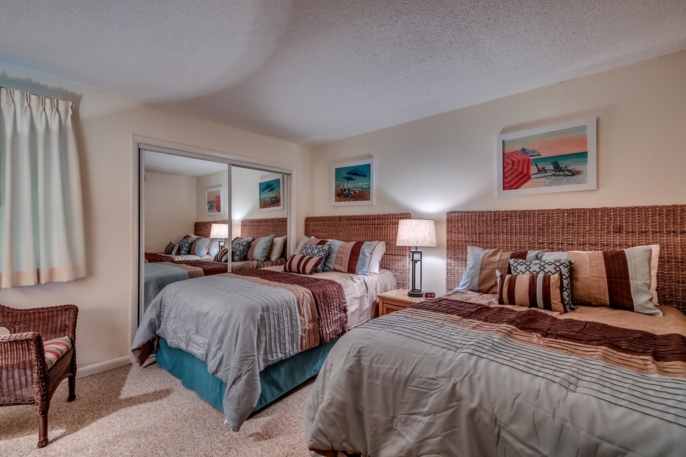 Crescent Sands on Crescent Beach by Condo-World
