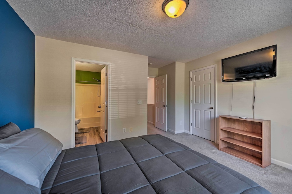 Cozy Greensboro Townhome ~ 7 Mi to UNC Campus view 2