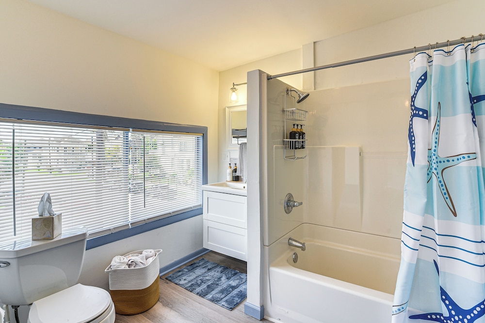 < 1/2 Mi to The Strand: Historic Galveston Apt!