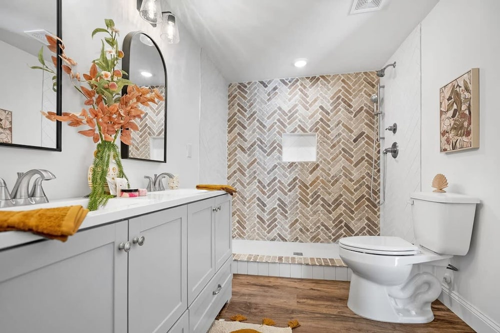 Newly Renovated Whimsical Cottage 2 Beds Hot Tub