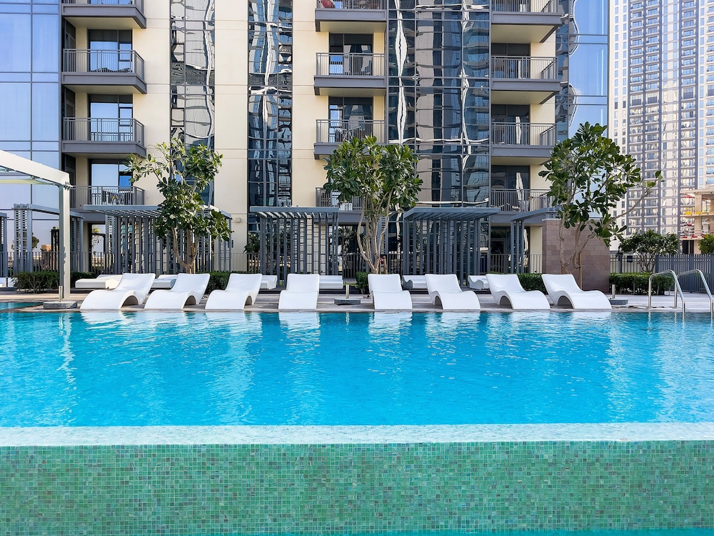 Urban 2BR Harbour view at Creek Rise photo 2