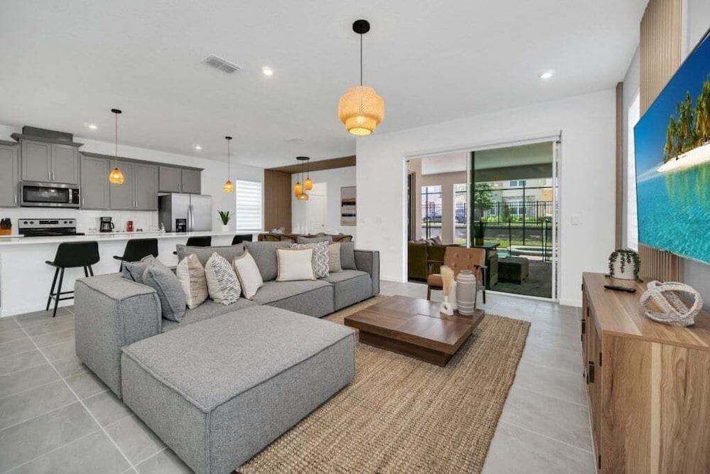 Movie Room, Pool, Theme Rooms Everything Included! 6 Bedroom Villa