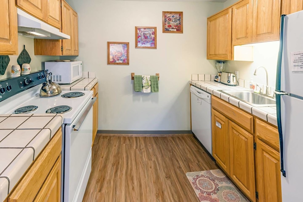 Ashland Vacations - Oak Lawn Cottage 1.5 Blocks to OSF - Property Image 8