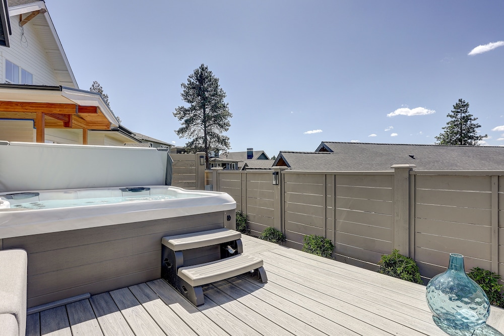 Ruby Peak *30 Day Minimum 4 Bedroom Home by RedAwning