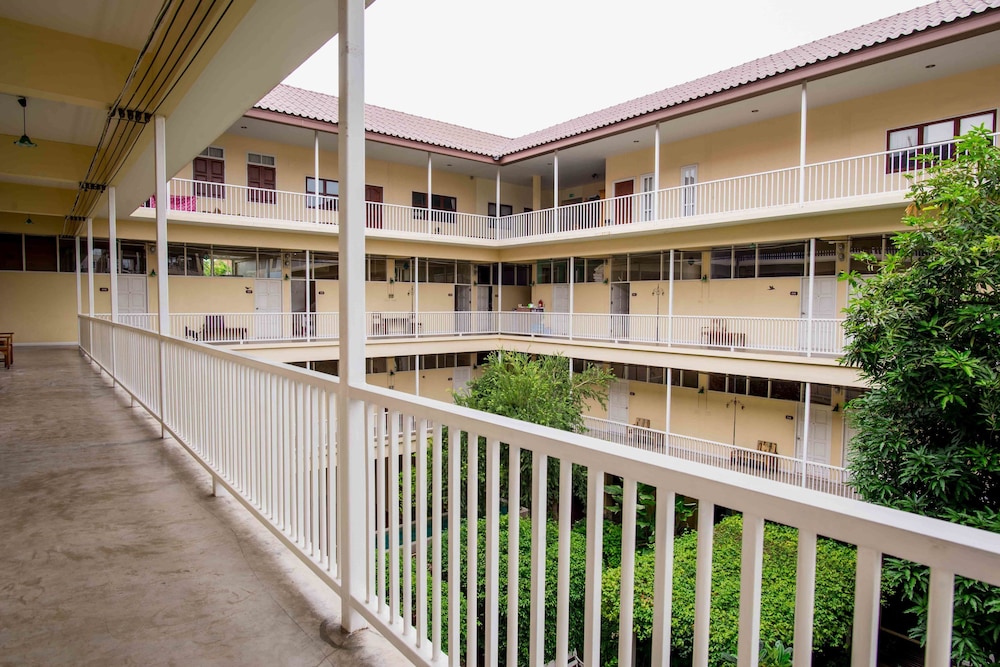Feung Nakorn Balcony Rooms and Cafe
