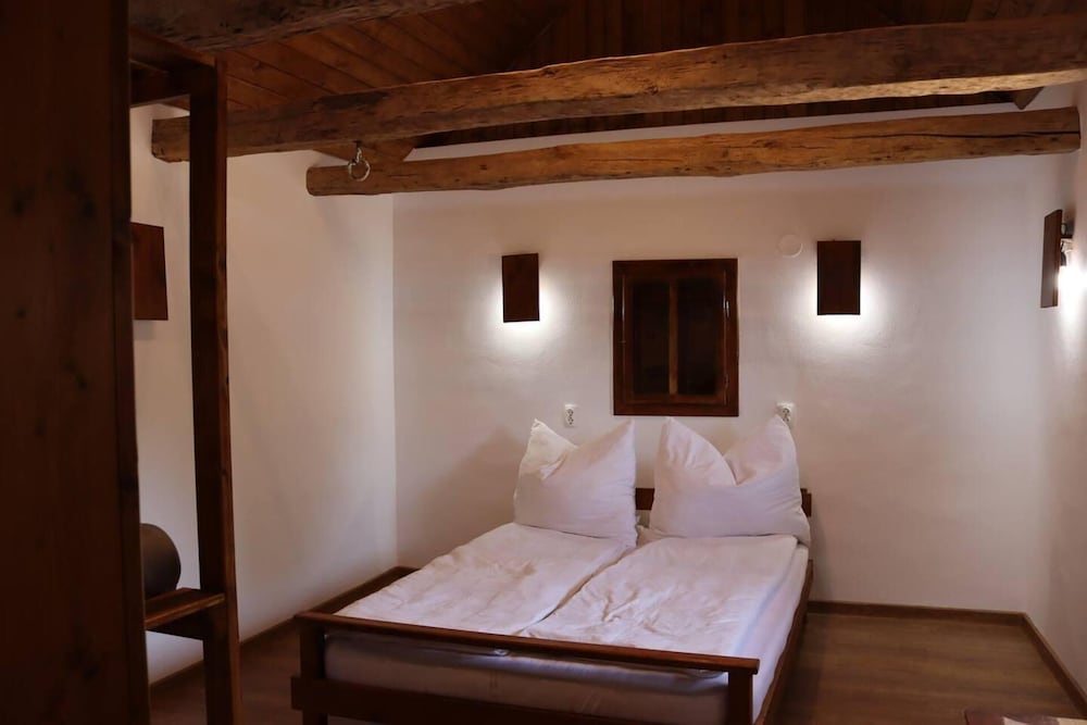 Charming 2bed Cottage in Carasova, Banat Mountains view 4