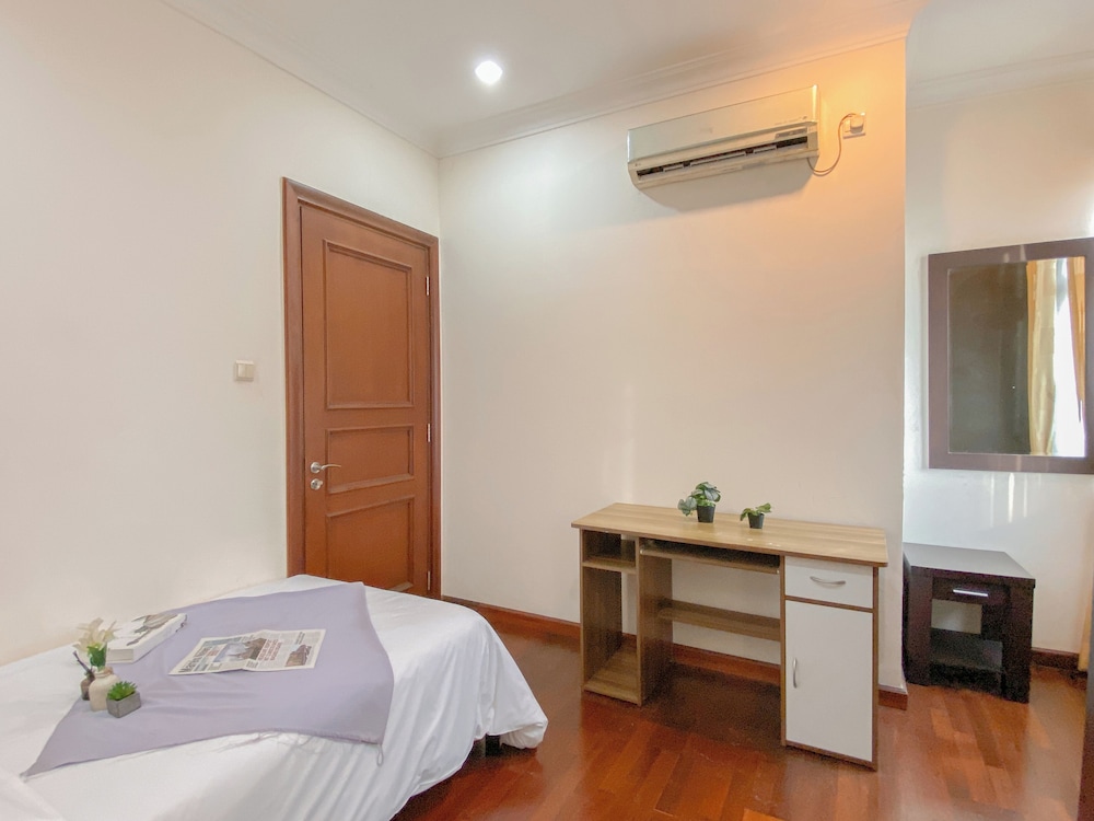 Spacious 2Br With Mall Access At Bellezza Apartment