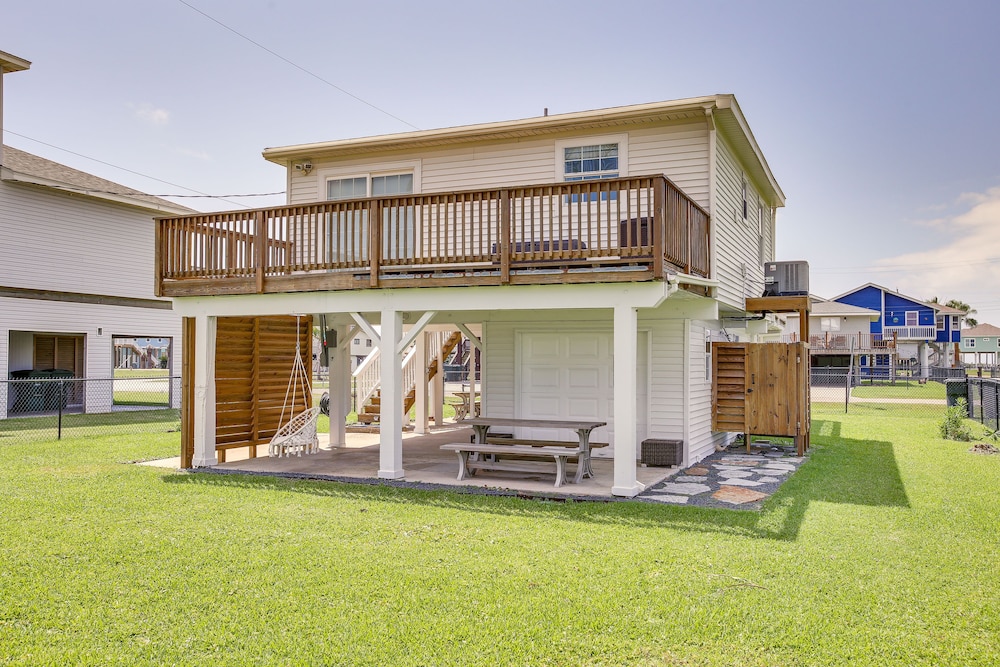 Walk to Beach: Updated Home w/ Deck in Galveston!