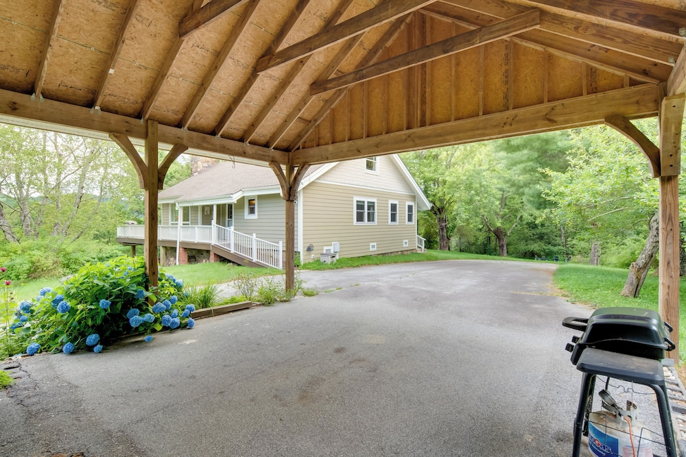 Getaway w/ Guest House - 6 Mi to Lake Glenville!