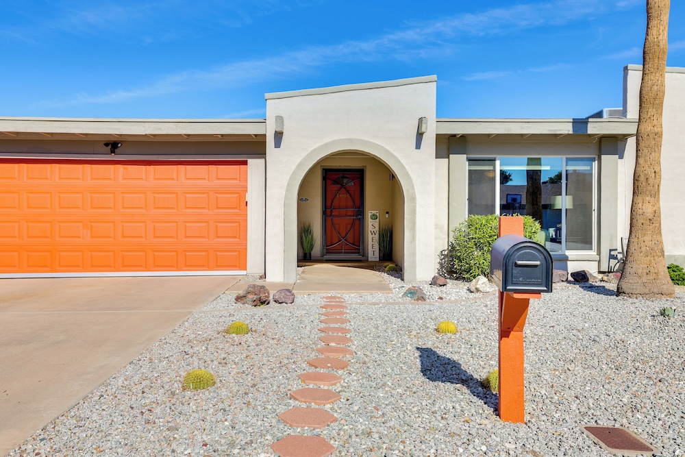 Fenced Pool & Yard! Glendale Family Home view 4
