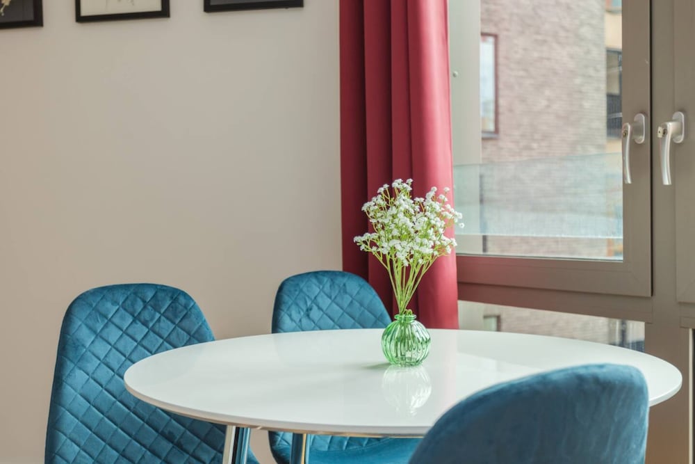 Contemporary 1 Bedroom Apartment in Canning Town With Balcony