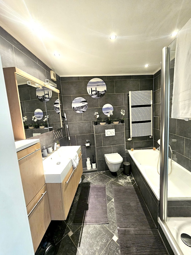 Well Appointed 2BR w terrace&parking