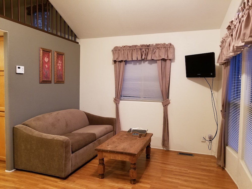 Mendelbaum Winery Guest Cabins