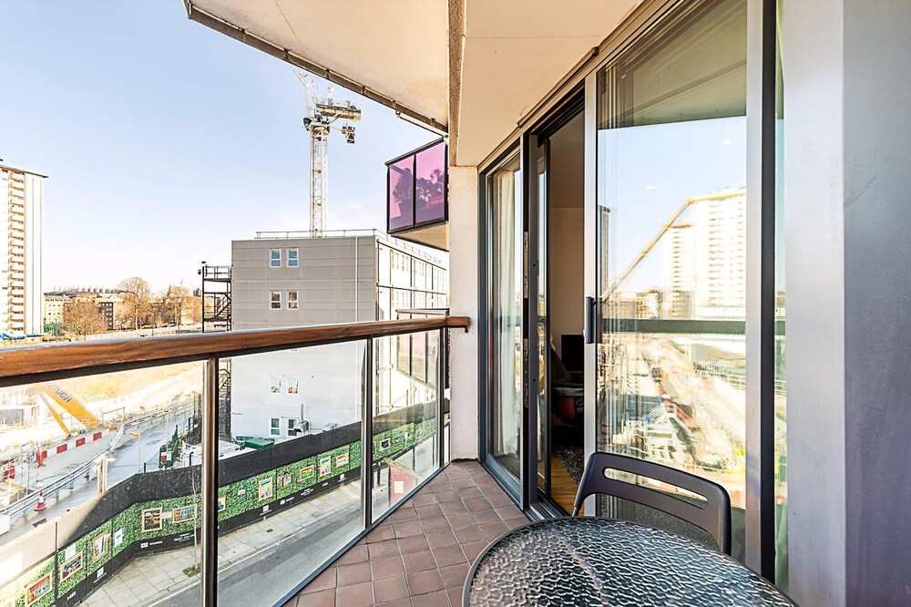 Bright Camden Retreat With Balcony