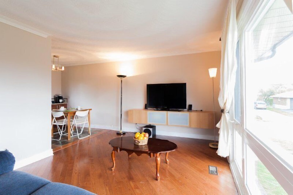 Beautiful Detached 6 Bedroom House