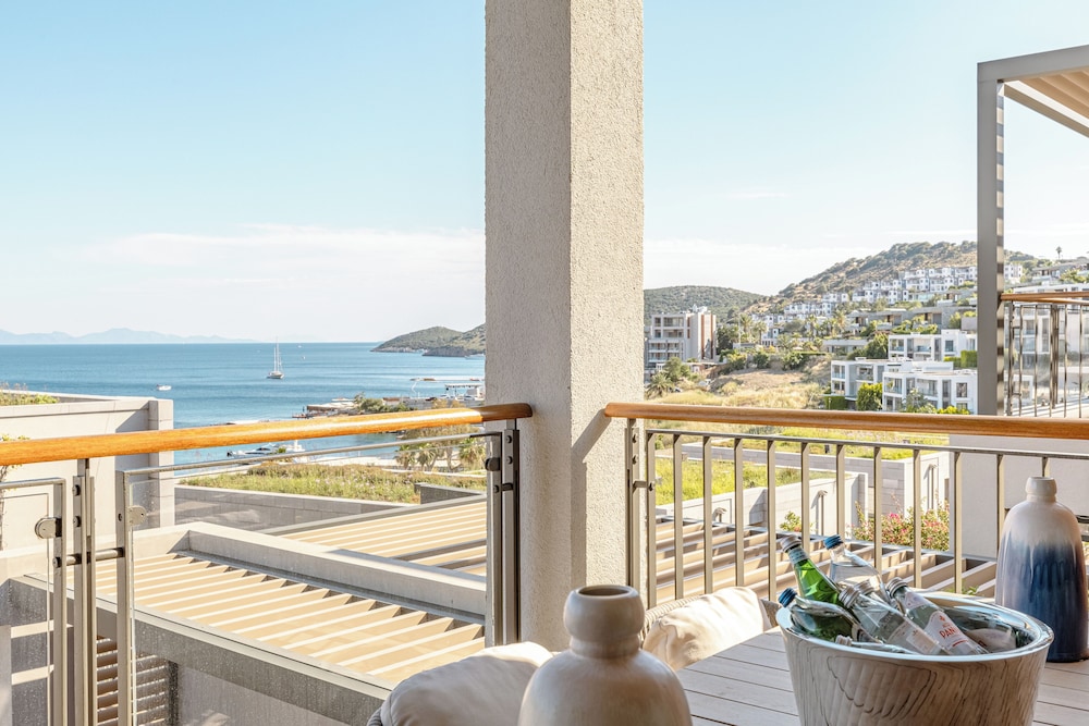 3-Bedroom Beachfront Villa with Hotel Amenities