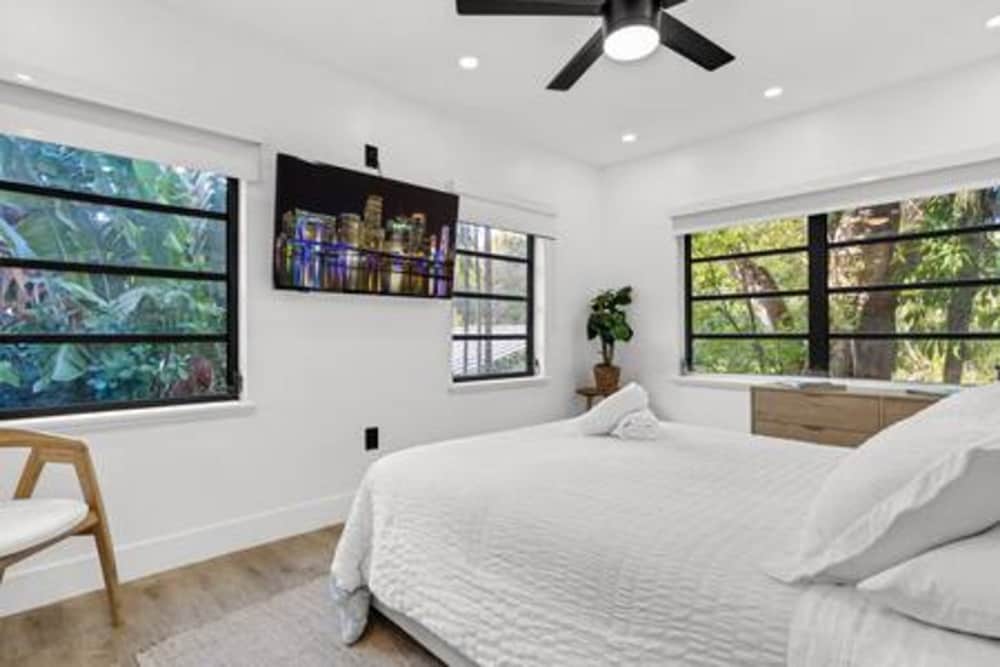 1720 Wa Kee 2A Luxurious 4BR 3BA Retreat in Coconut Grove w Pool