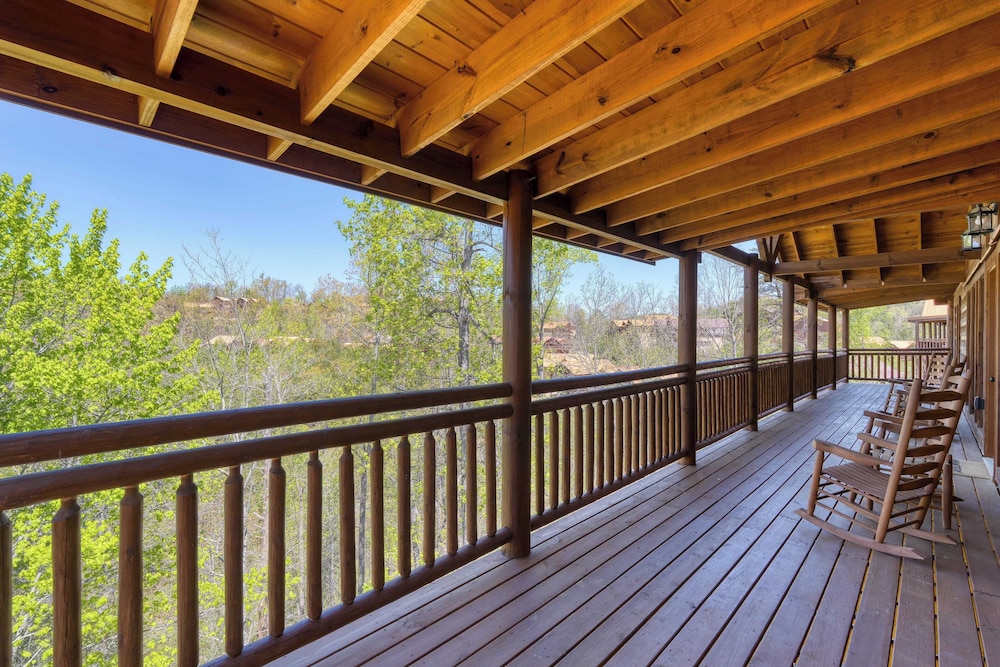 Dolly's Lodge by Avantstay Sleeps 28 - Luxe Smokies Cabin Game Room, Hot Tub, Views, Near Attractions