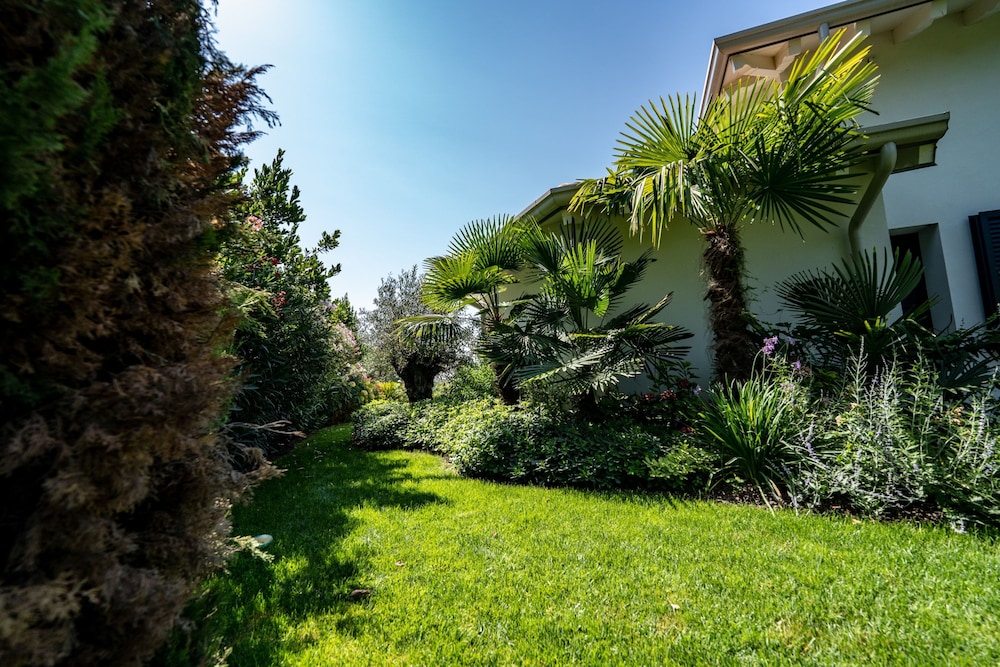 Charming Green and Blue Villa by Wonderful Italy