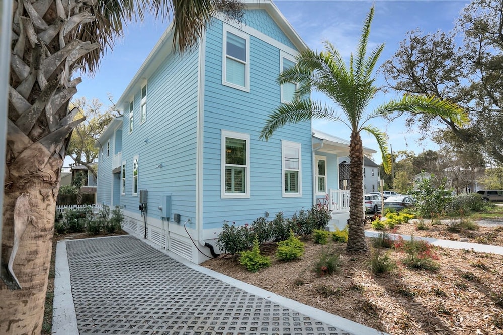 Downtown St Augustine Steps to Ice Plant Upscale